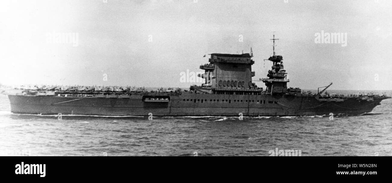 Endommagé USS Lexington (CV-2) en cours sur le début de l'après-midi du 8 mai 1942 76560 (NH). Banque D'Images