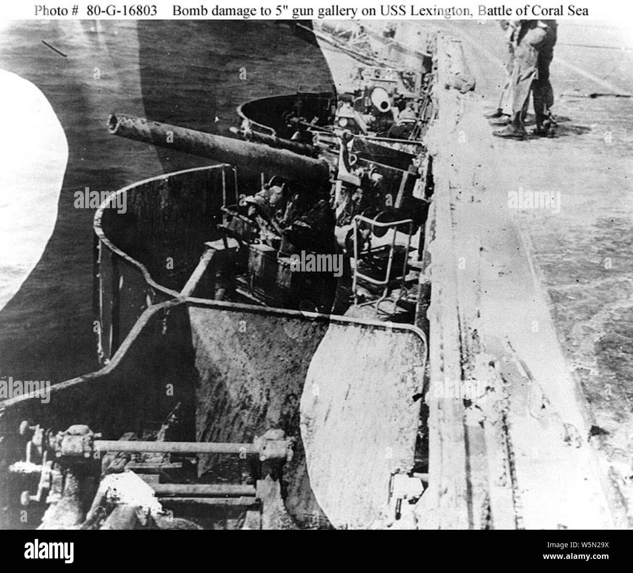 Galerie canon avant port endommagé à bord de l'USS Lexington (CV-2), 8 mai 1942 Banque D'Images