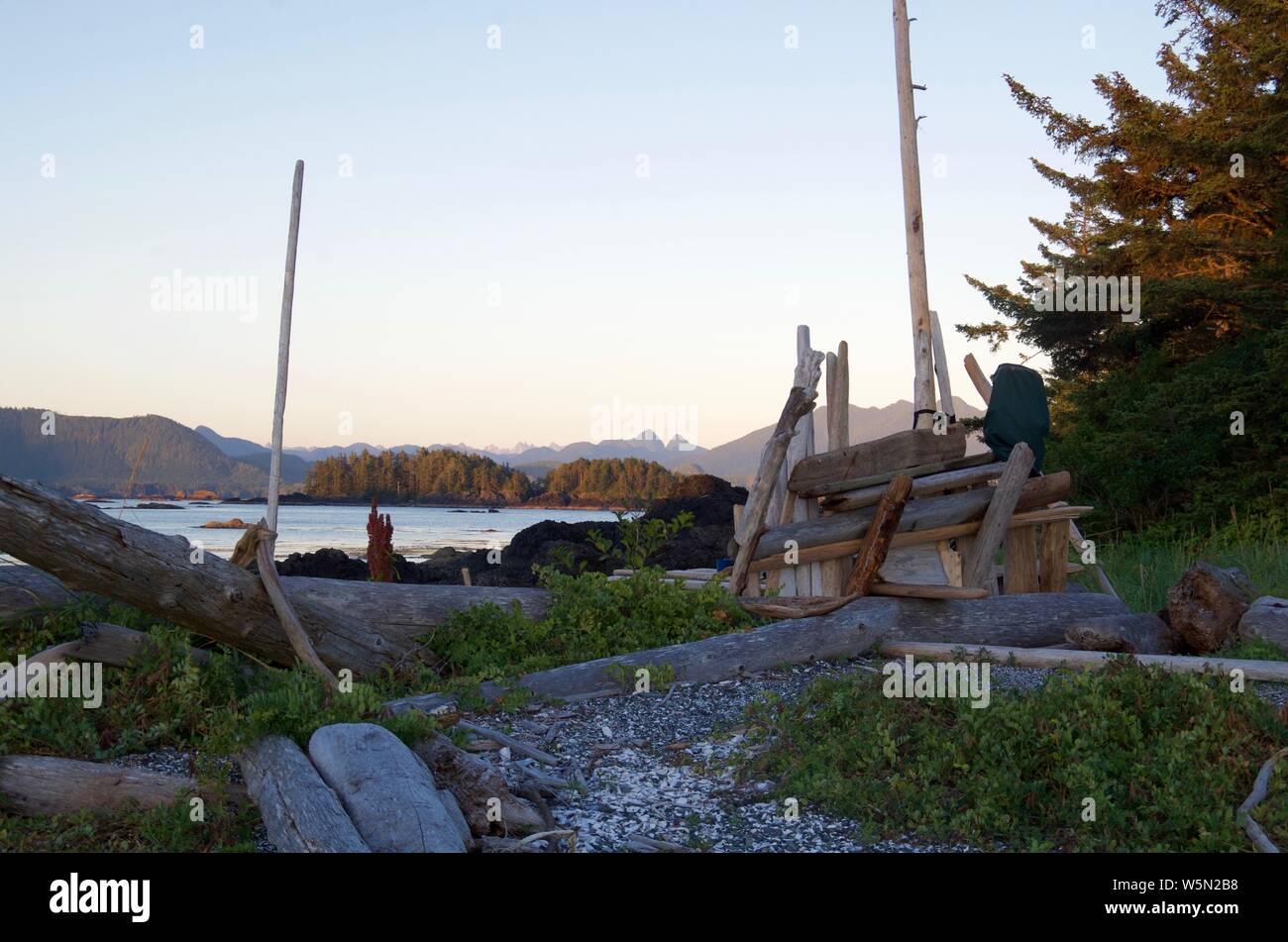 Cadres en bois flotté la vue des montagnes de l'île de Vancouver vu de l'île du printemps à la fin de la soirée. Banque D'Images