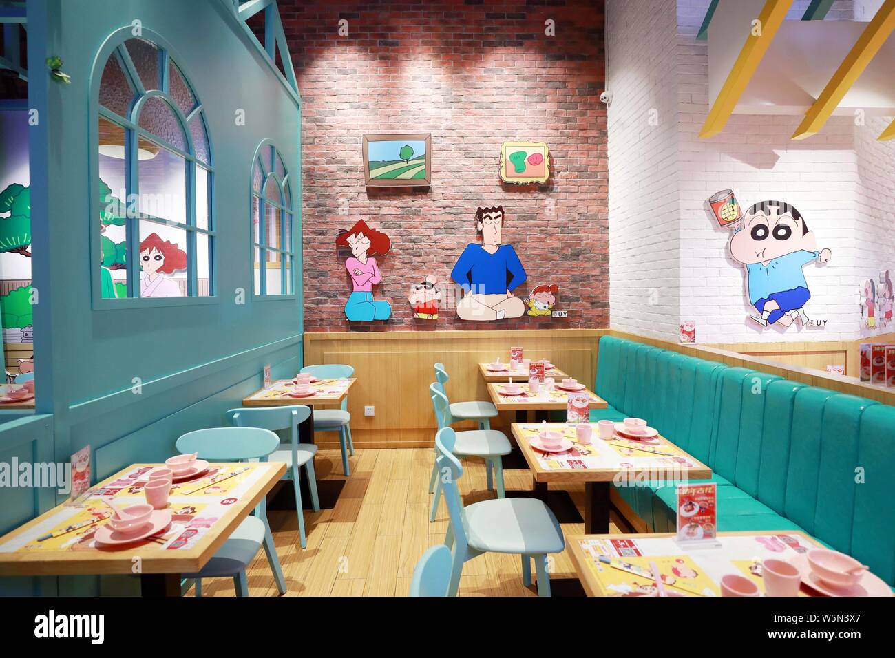 Vue de l'intérieur du temps de Dim Sum restaurant dans le thème de la série  de manga japonaise Crayon Shin-chan, à un centre commercial à Changning  District, Shanghai Photo Stock - Alamy