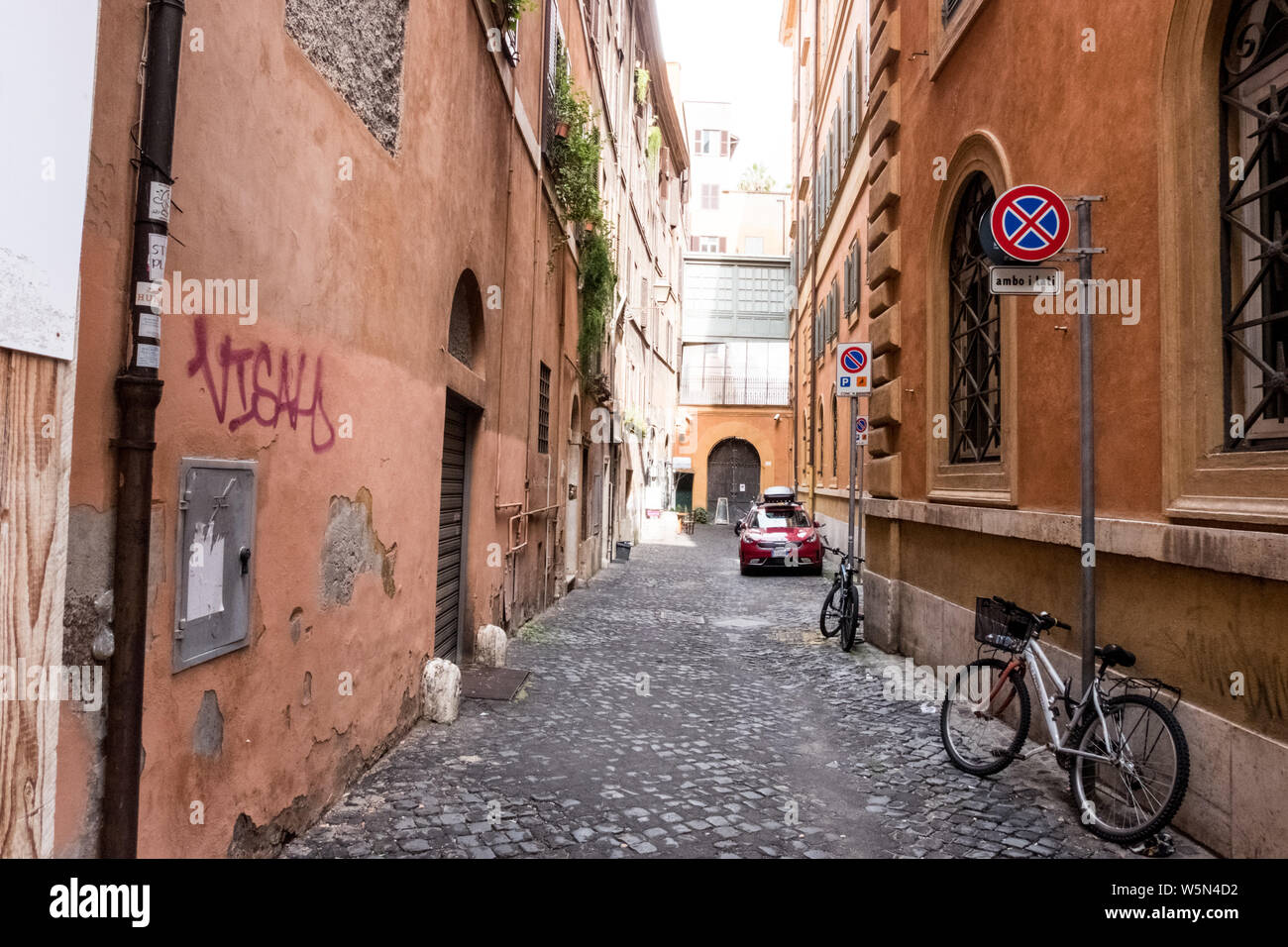 Rome, Italie trottoir vide et l'allée, à l'écart des rues chaotiques et de trafic Banque D'Images