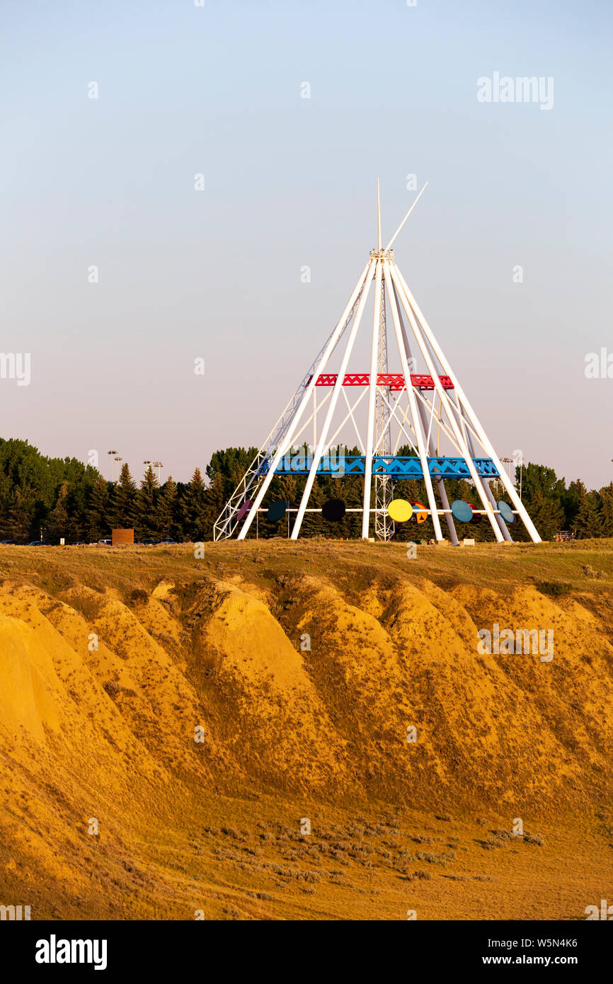 Medicine Hat, Alberta, Canada - le 9 juillet 2019 : Medicine Hat's monument le plus visible est l'Saamis Tepee ! A l'origine construit pour la Calgary 1988 Wi Banque D'Images