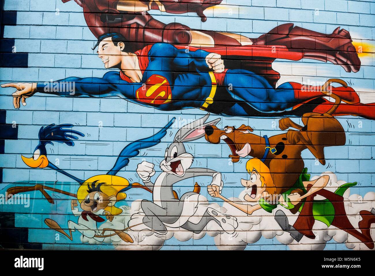 Maison peint mur avec des personnages de dessins animés, Speedy Conzales, Bugs Bunny, Superman, Graffiti, Porte de Clignancourt, Paris, France Banque D'Images