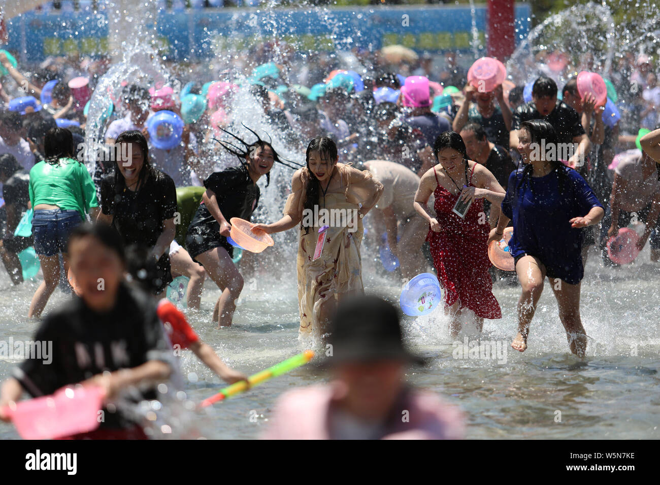 Saupoudrer les touristes à l'autre de l'eau pour célébrer le Festival Water-Splashing ville de Kunming, dans le sud-ouest de la province chinoise du Yunnan, le 13 avril 2019. W Banque D'Images