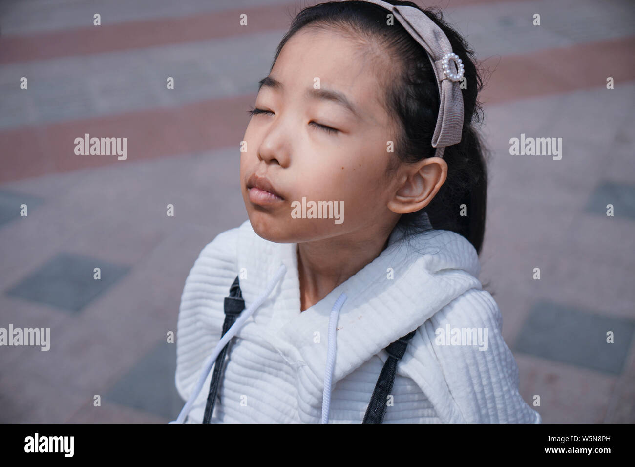 13-year-old fille chinois Zhang Bohan diagnostiqué avec la maladie de Gaucher, montre son ventre sur une route dans la province de l'Anhui en Chine orientale, le 29 mars 2019 Banque D'Images