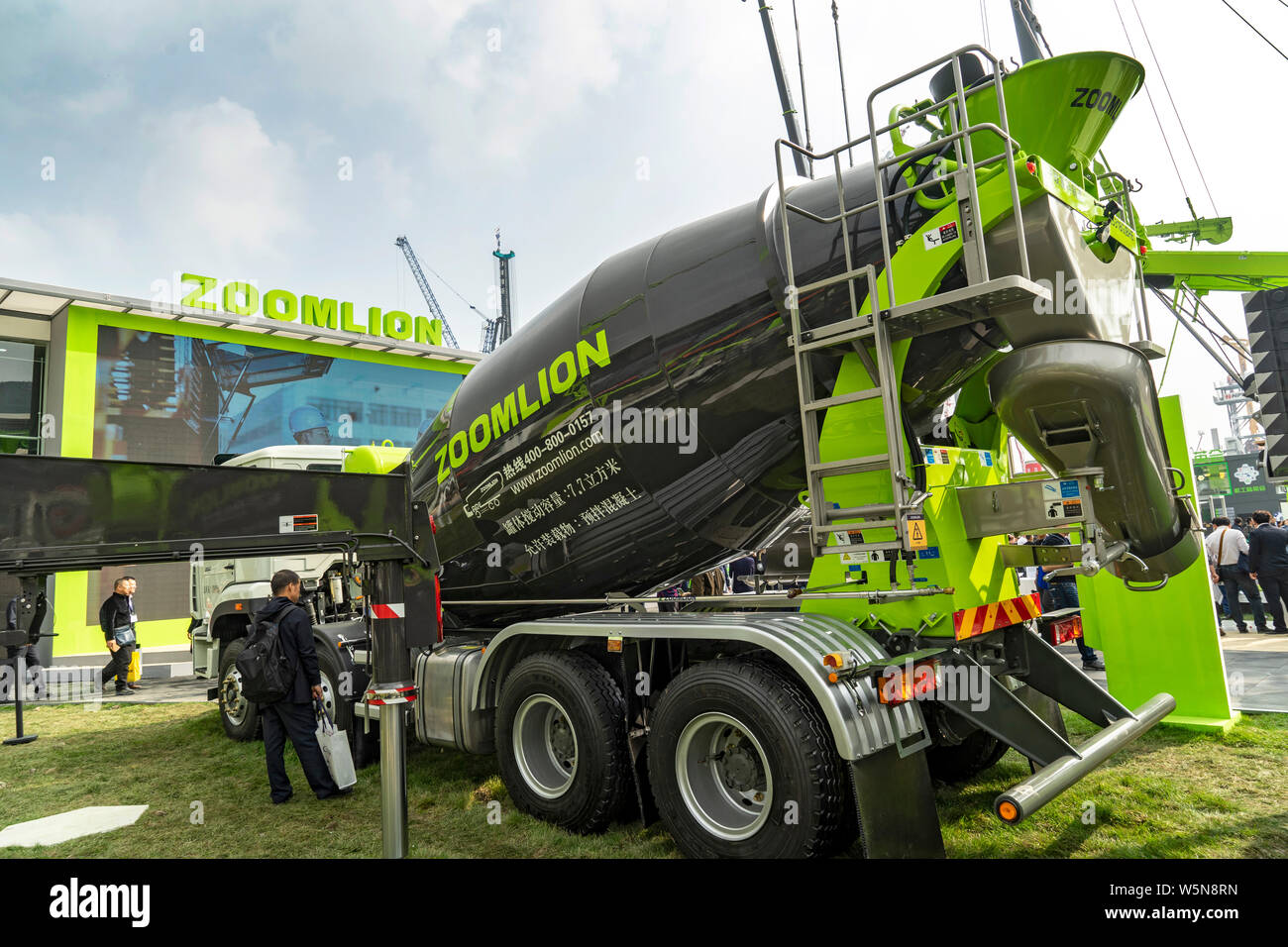 --FILE--personnes visitent le stand de Zoomlion Heavy Industry Science & Technology Co., Ltd. au cours d'une exposition universelle à Shanghai, Chine, le 27 novembre 2018. Zoomli Banque D'Images