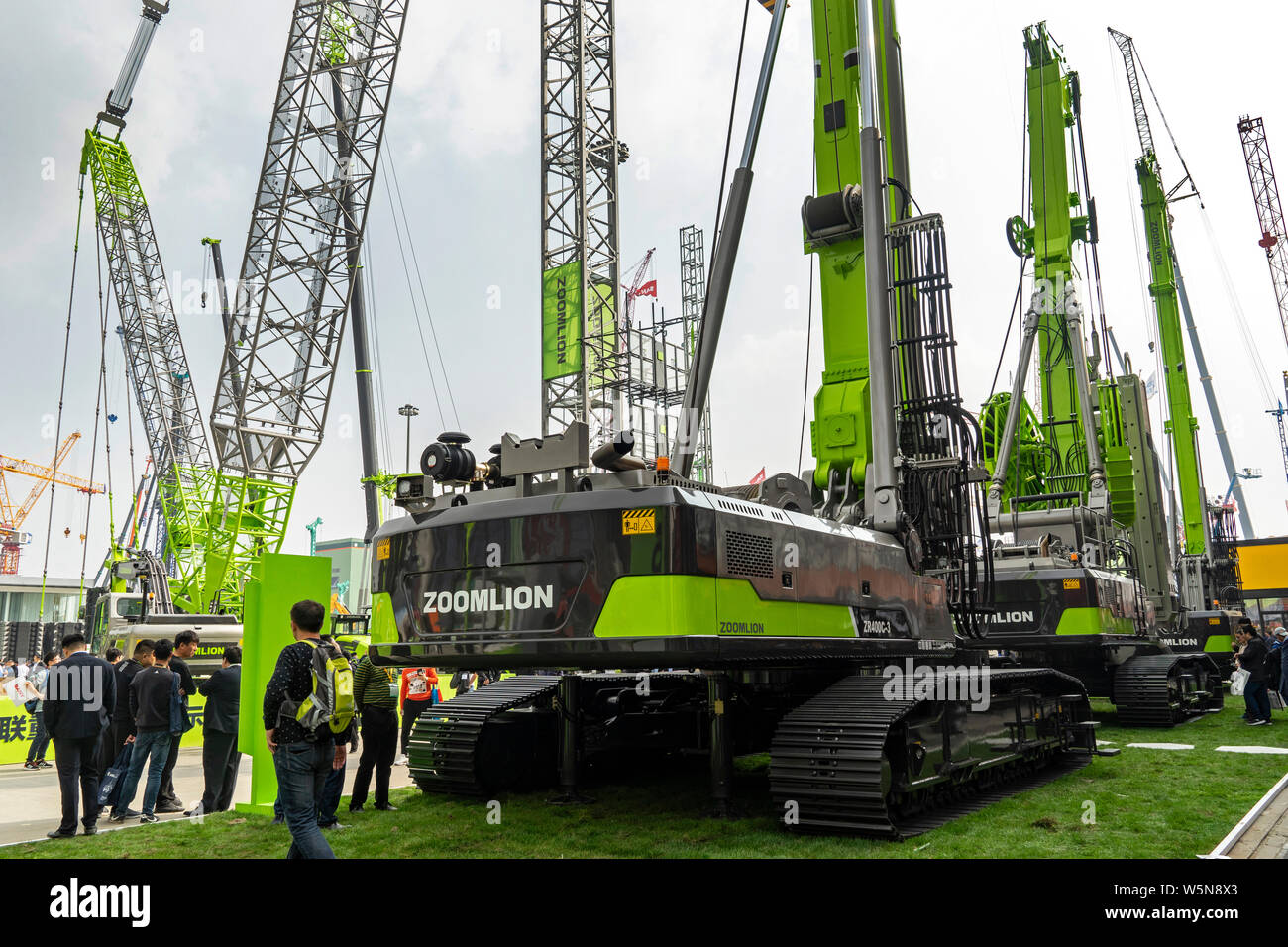 --FILE--personnes visitent le stand de Zoomlion Heavy Industry Science & Technology Co., Ltd. au cours d'une exposition universelle à Shanghai, Chine, le 27 novembre 2018. Zoomli Banque D'Images