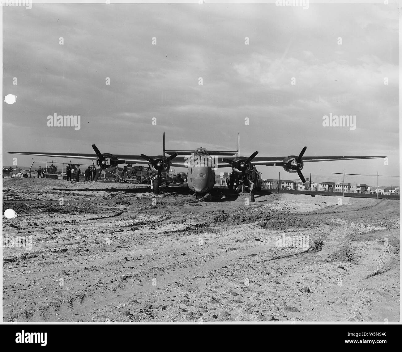 [Vue avant du PB4Y-1 après qu'il est écrasé par une clôture de protection, reposant sur la base du Corps des marines bien à l'extension de Lindbergh Field, San Diego, Californie.] Banque D'Images