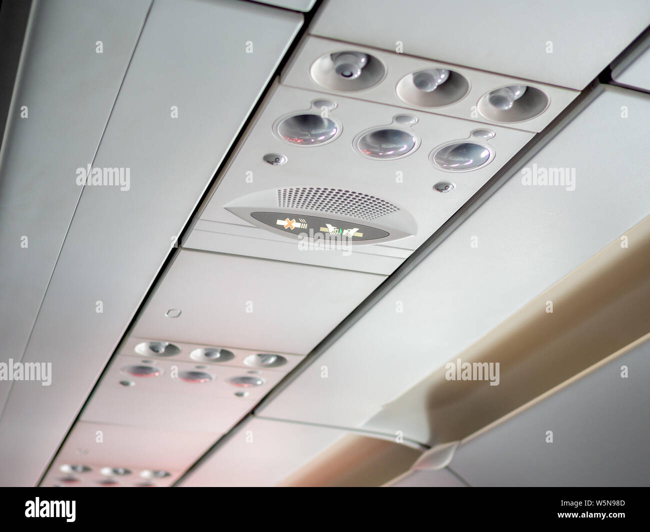 Les frais généraux et les icônes du panneau de commande en classe  économique en avion pour régler la climatisation et d'éclairage, vue depuis  le siège du passager Photo Stock - Alamy