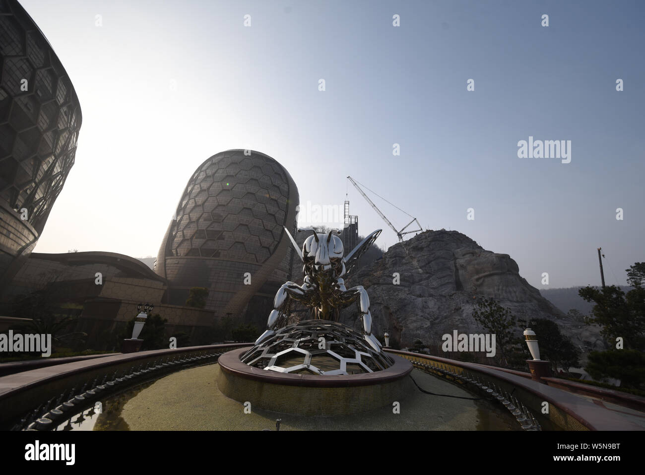 En forme de nid d'un hôtel est en construction avec l'aspect d'un "étranger" dans la ville de Nanjing, Jiangsu province de Chine orientale, le 22 avril 2019. Photo Banque D'Images