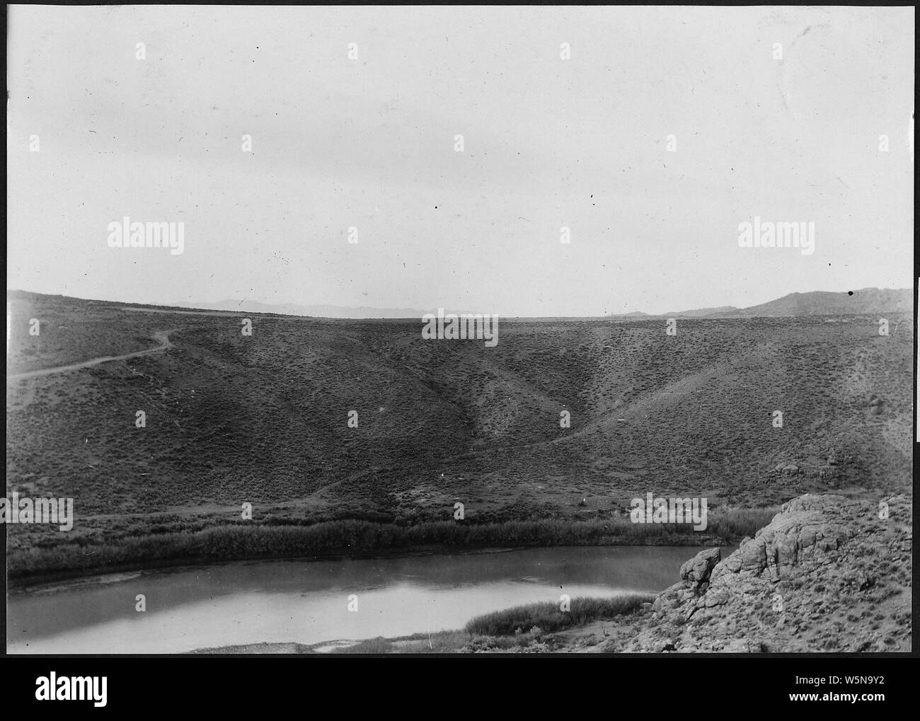 L'écart au sud de Pathfinder Barrage. Site de digue à la sud-ouest. Pathfinder Vue montre 165 ft. Hill, de nature à l'eau du réservoir de Pathfinder aurait réussi s'il avait la submersion digue d'urgence. ; Portée et contenu : la photo d'un volume d'une série d'albums de photos documentant la construction de barrage de Pathfinder et d'autres unités sur le projet North Platte dans le Wyoming et le Nebraska. Banque D'Images