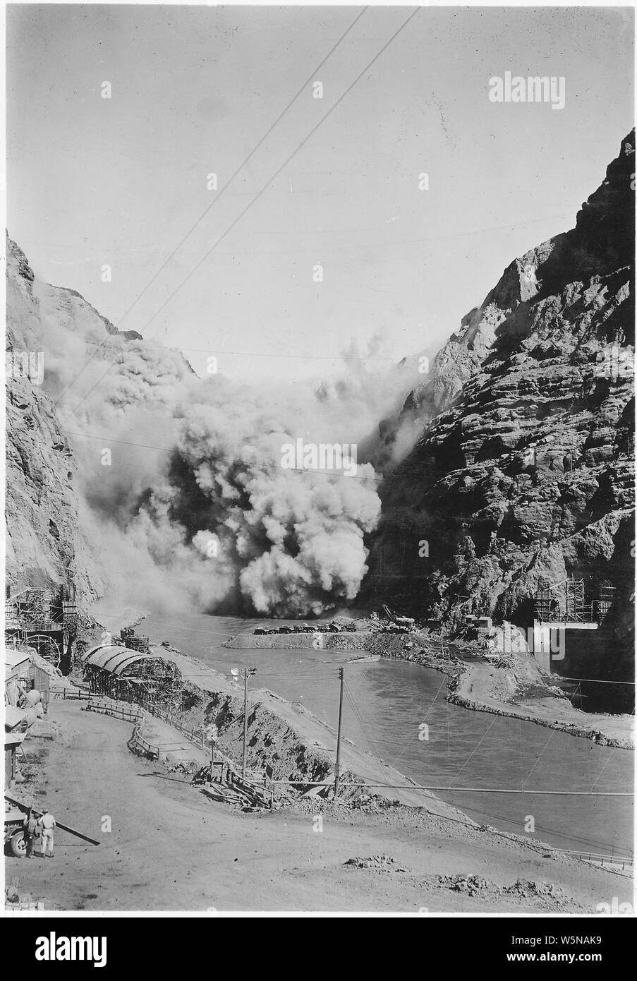 Vue générale de Black Canyon à la recherche en amont vers damsite montrant conditions immédiatement avant le détournement des eaux du Colorado à travers les tunnels de dérivation nos 3 et 4. ; Portée et contenu : la photographie de deux volumes d'une série d'albums de photos documentant la construction de barrage Hoover, Boulder City, Nevada. Banque D'Images