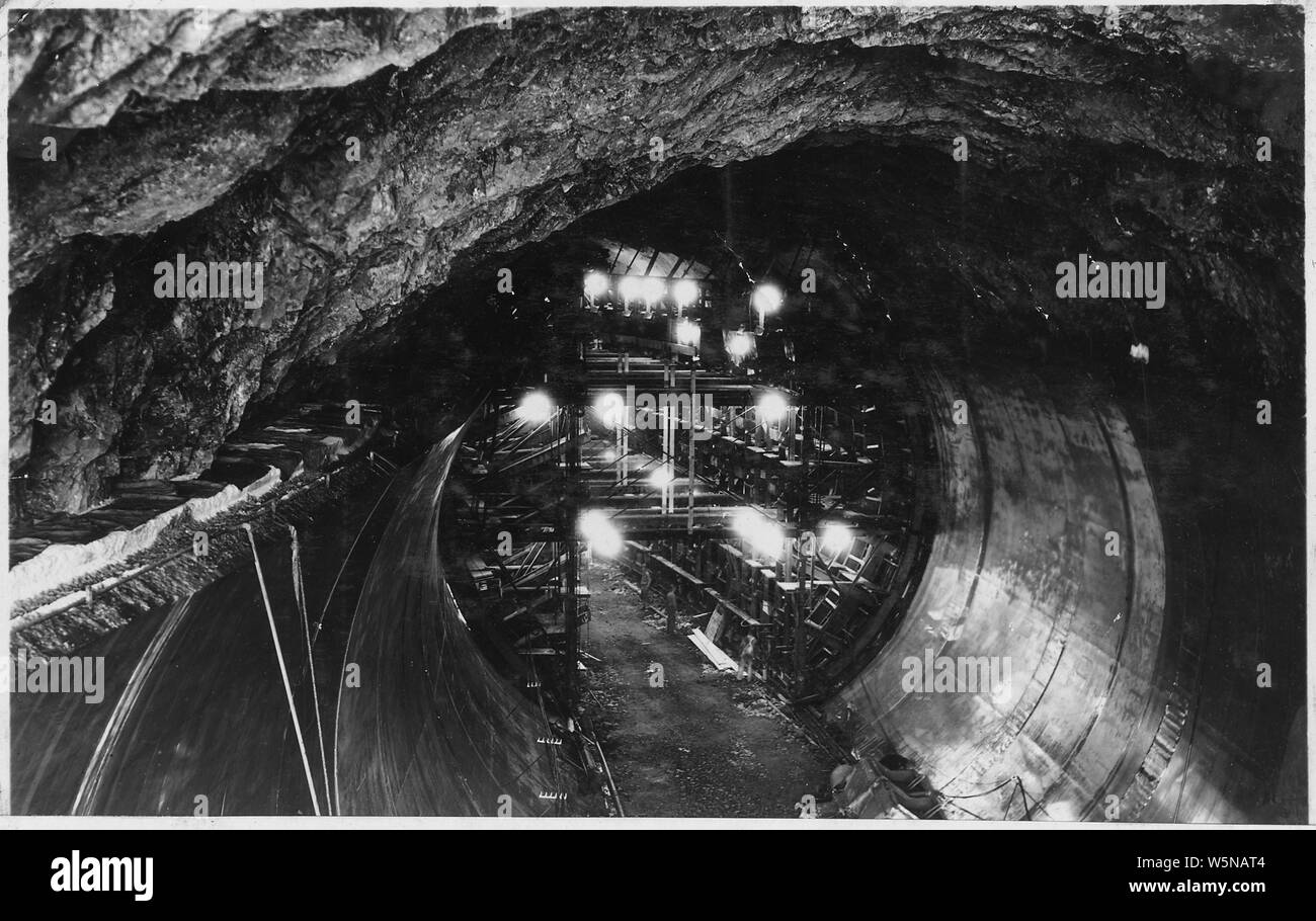 Vue générale des opérations en plaçant côte-mur en béton du tunnel de dérivation n° 2. Remarque sur la parole en premier plan et le long du haut de la verser à gauche. ; Portée et contenu : la photographie de deux volumes d'une série d'albums de photos documentant la construction de barrage Hoover, Boulder City, Nevada. Banque D'Images