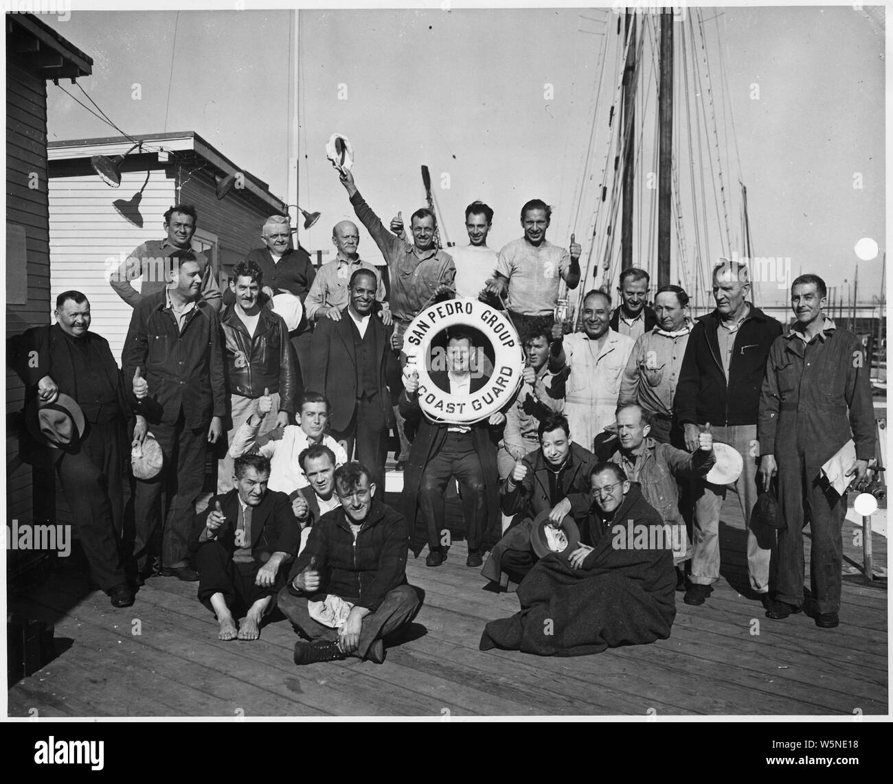 [Photo de groupe des membres de l'équipage survivant du navire torpillé, S.S. bois d'Absaroka, attaqué au large de l'île de Catalina, 24 décembre 1941.] Banque D'Images