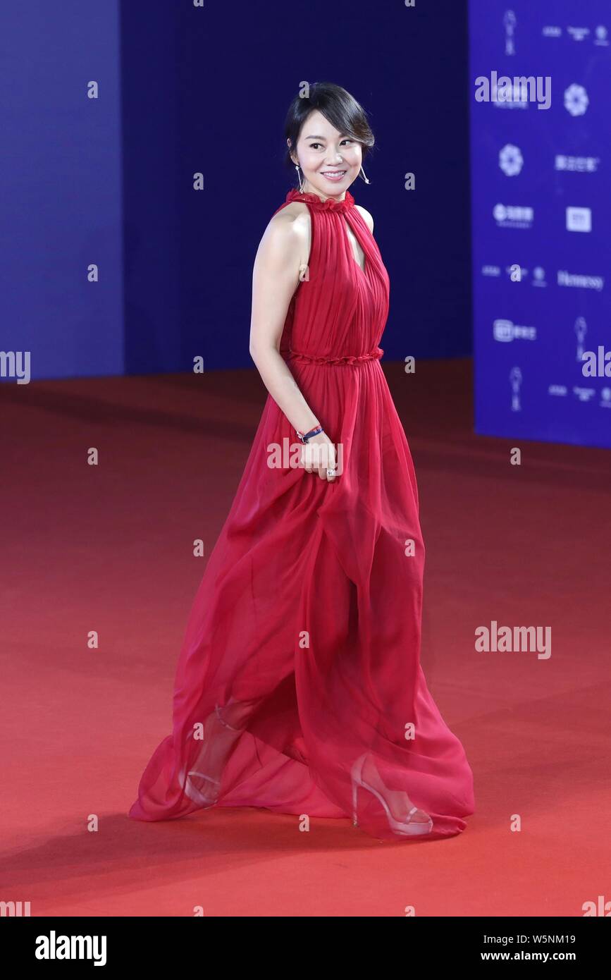 L'actrice chinoise Yan Ni arrive sur le tapis rouge pour la cérémonie de remise des prix et clôture du 9e Festival International du Film de Beijing (BIFF Banque D'Images