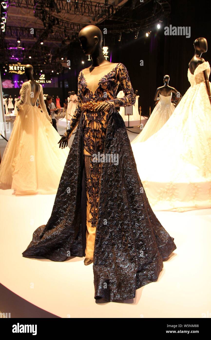 De nouvelles créations sont affichées sur le stand de Top suite nuptiale au cours de la Shanghai Fashion Week Automne/Hiver 2019 à Shanghai, Chine, le 8 avril 2019. Banque D'Images