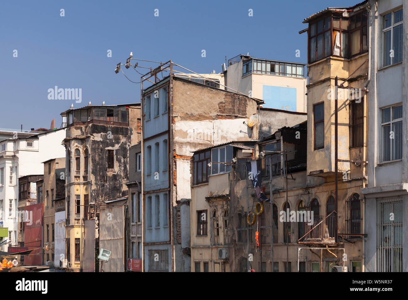Istanbul, Turquie - 1 juillet 2016 : les vieilles maisons de Karakoy, district de Beyoglu, Istanbul, Turquie Banque D'Images