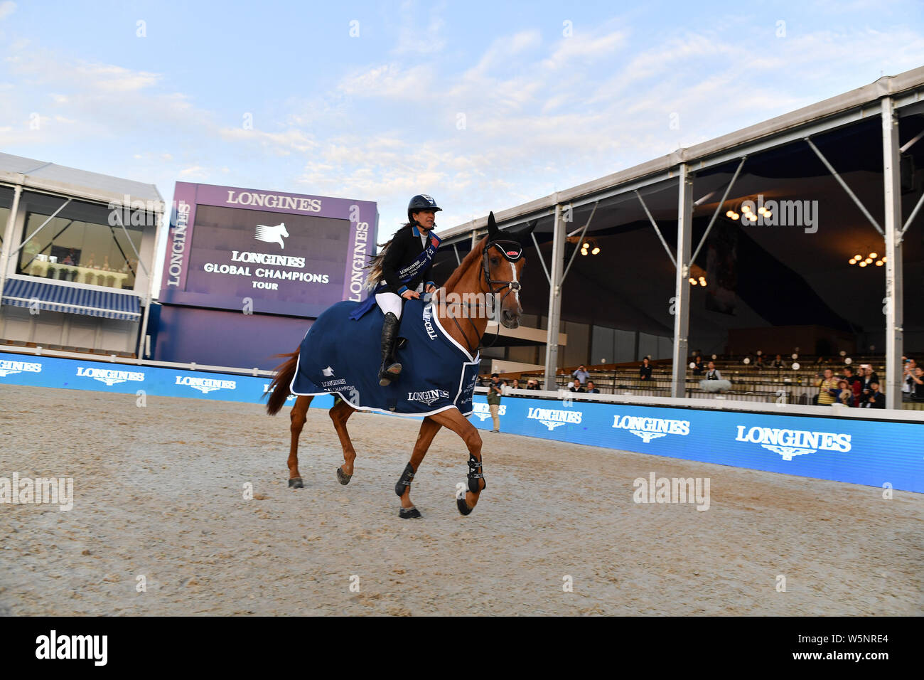 Danielle Goldstein célèbre après avoir remporté le CSI5* 1.60m contre la concurrence de l'horloge avec sauter lors de la Grand Prix de Shanghai de la sha 2019 Banque D'Images