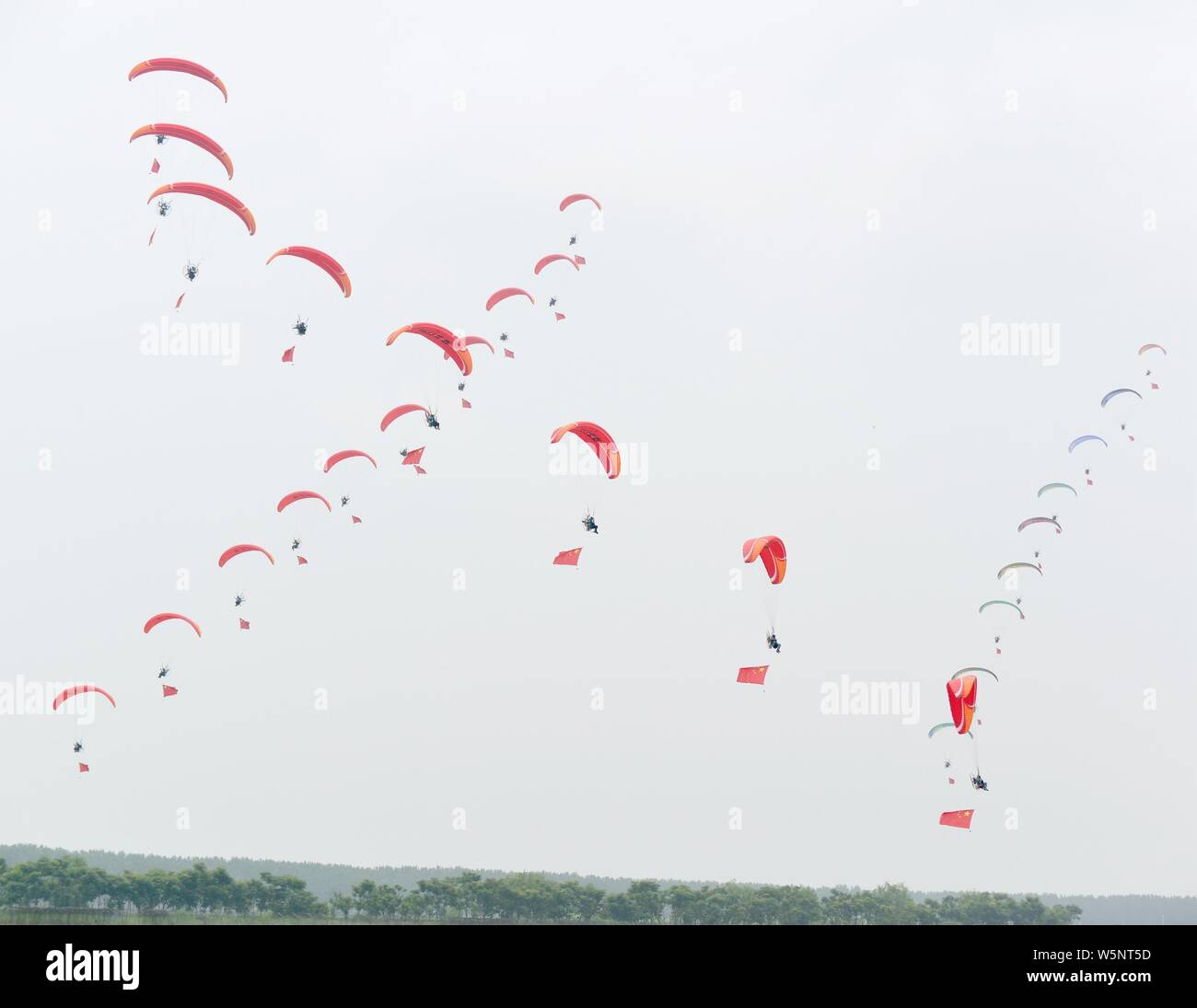 Un participant effectue le saut en parachute lors de la cérémonie d'ouverture du monde 2019 fly-in Expo à Wuhan, province du Hubei en Chine centrale, 18 mai 2 Banque D'Images