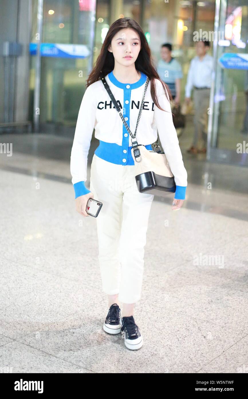 L'actrice chinoise Lin Lin Yun gelée ou arrive à l'Aéroport International de Pékin à Beijing, Chine, 15 mai 2019. Sac à main Chanel & tricot : Banque D'Images