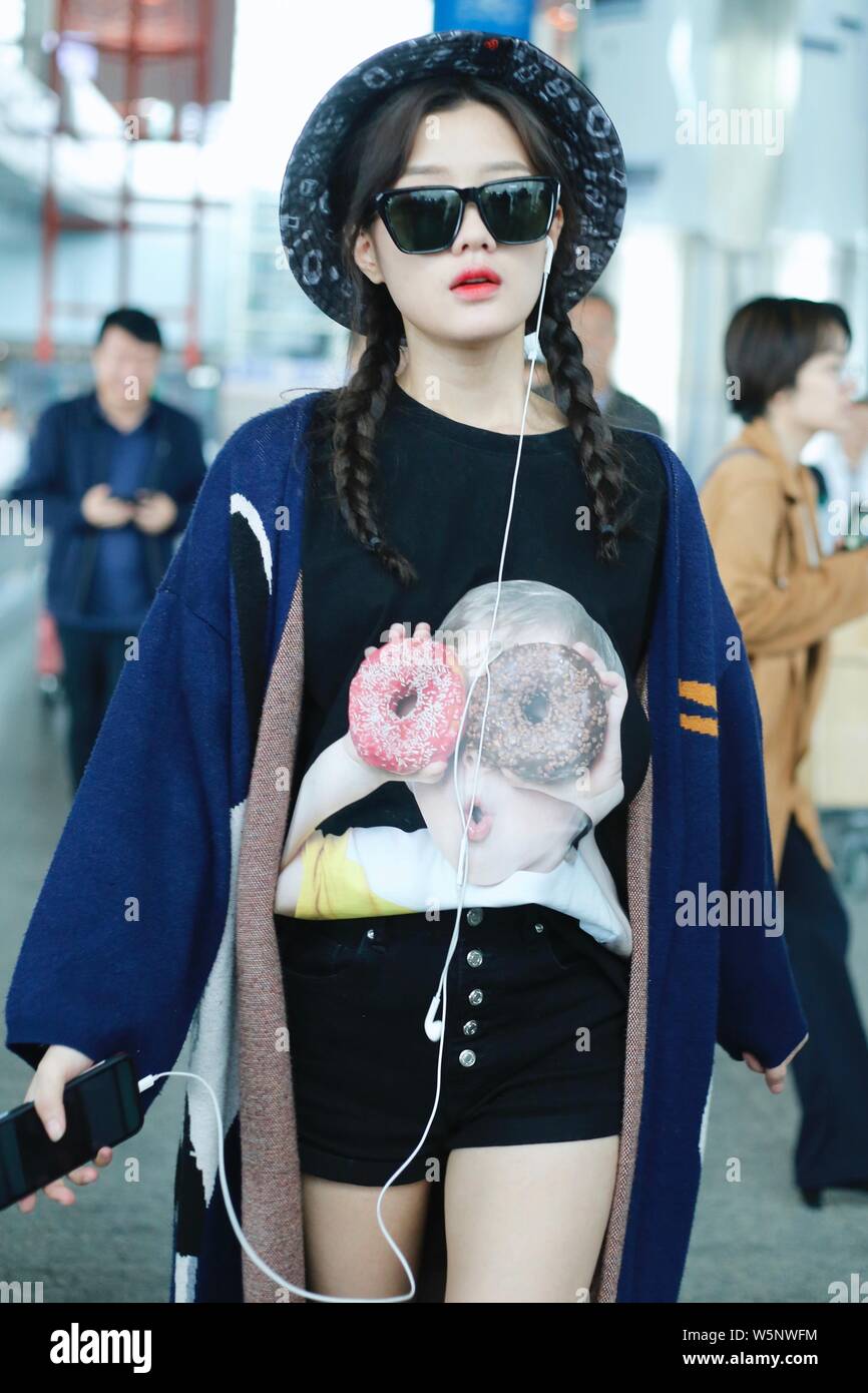 Chanteuse et actrice chinoise Estelle de Yihan Chen arrive à l'aéroport international Beijing Capital avant le départ à Beijing, Chine, 8 mai 2019. Banque D'Images