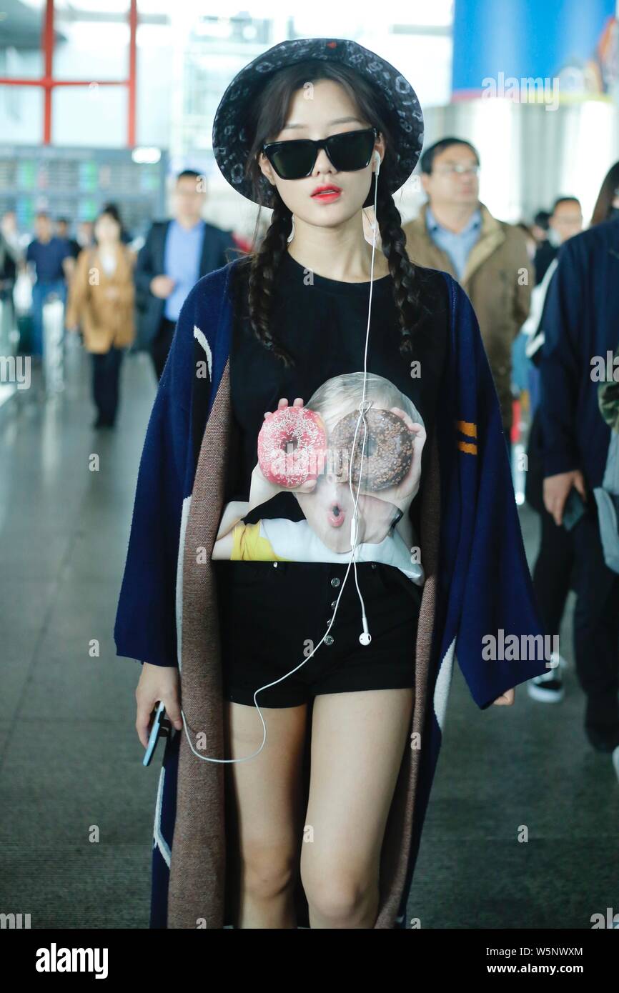 Chanteuse et actrice chinoise Estelle de Yihan Chen arrive à l'aéroport international Beijing Capital avant le départ à Beijing, Chine, 8 mai 2019. Banque D'Images