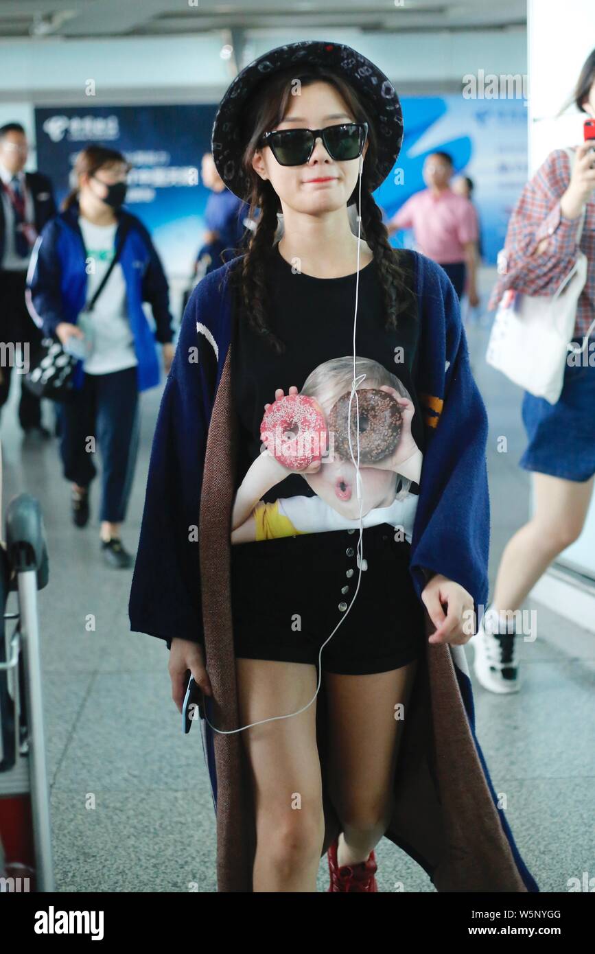 Chanteuse et actrice chinoise Estelle de Yihan Chen arrive à l'aéroport international Beijing Capital avant le départ à Beijing, Chine, 8 mai 2019. Banque D'Images