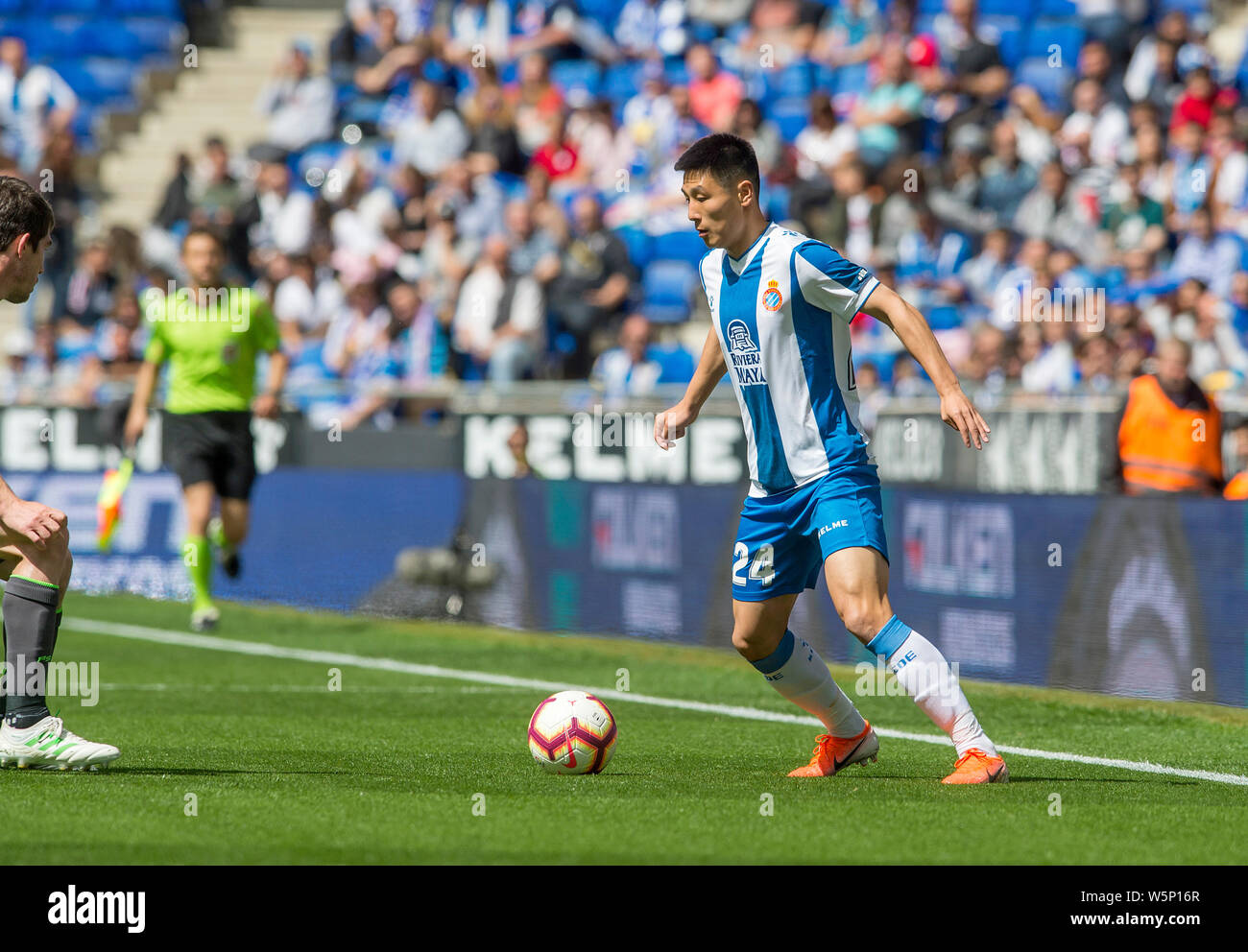 Wu Lei de RCD Espanyol dribbles contre Real Sociedad dans leur 38e match durant la saison 2018-2019 de la Liga à Barcelone, Espagne, 18 mai 2019. Banque D'Images