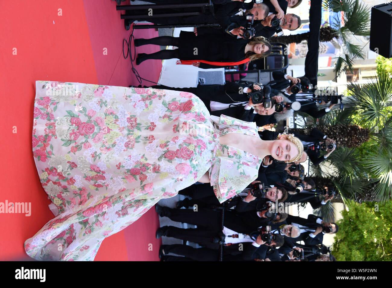 L'actrice américaine et membre du jury Elle Fanning pose comme elle arrive sur le tapis rouge pour le 72e Festival International du Film de Cannes à Cannes, France Banque D'Images