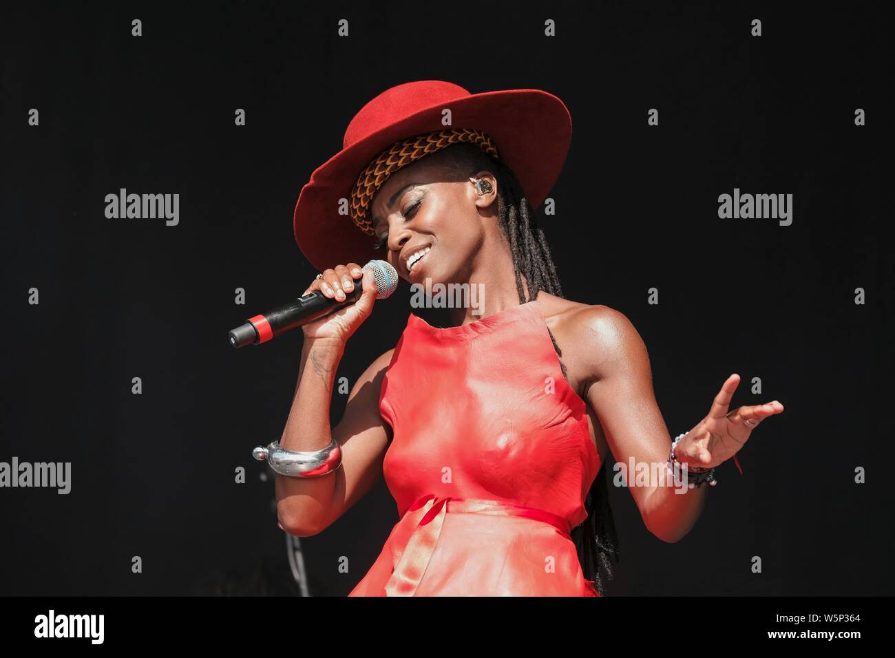 Crique de Lulworth, Royaume-Uni. 28 juillet, 2019. Skye Edwards (Shirley Klaris Yonavieve Edwards), femelle chanteur de la bande électronique Morcheeba en live sur scène à UK family music and arts festival Camp Bestival, Lulworth en Dorset. Credit : SOPA/Alamy Images Limited Live News Banque D'Images