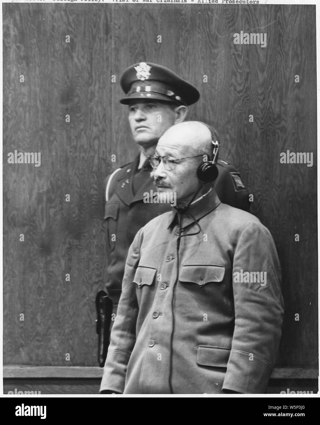 Les procès pour crimes de guerre japonais. Manille ; Portée et contenu : Tojo condamné à mort par pendaison lu par le juge en chef Sir William Webb (Australie) (non illustré) Président du Tribunal militaire international pour l'Extrême-Orient. Tojo, 64 ans, est l'ancien général, Premier Ministre et Ministre de la guerre de décembre 1941 à juillet 1944. Tokyo. 11/24/48. Banque D'Images