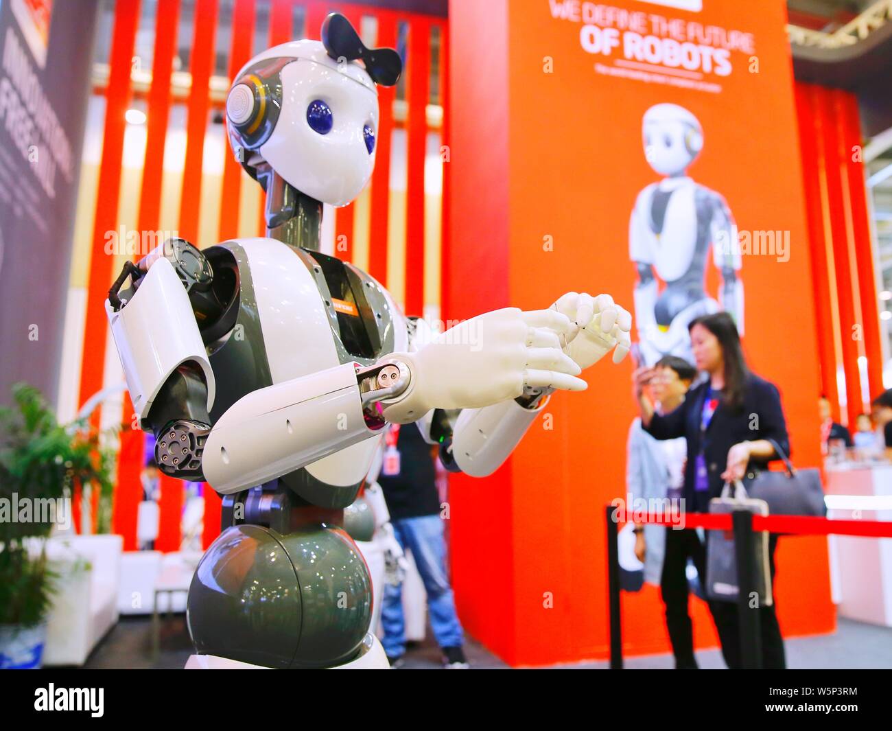 Un robot intelligent passe le fil dans le chas d'une aiguille au cours de l'ai l'application de produit Expo 2019 Expo 2019 (AI) à Suzhou City, à l'est Chi Banque D'Images