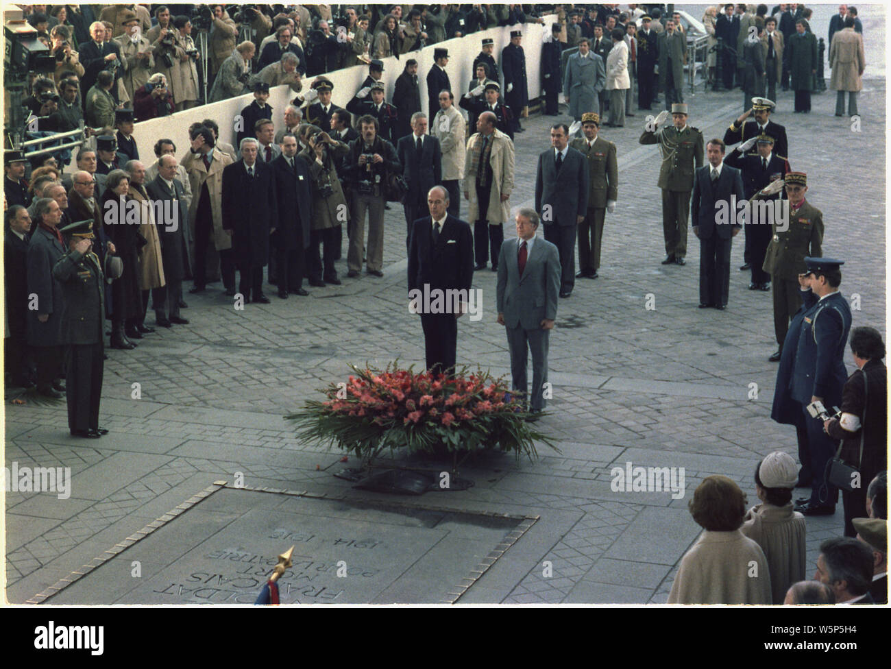 Jimmy Carter et Giscard d'Estaing participer à un wreathlaying sur la Tombe du Soldat inconnu à l'Arc de Triomphe à Paris, France. Banque D'Images