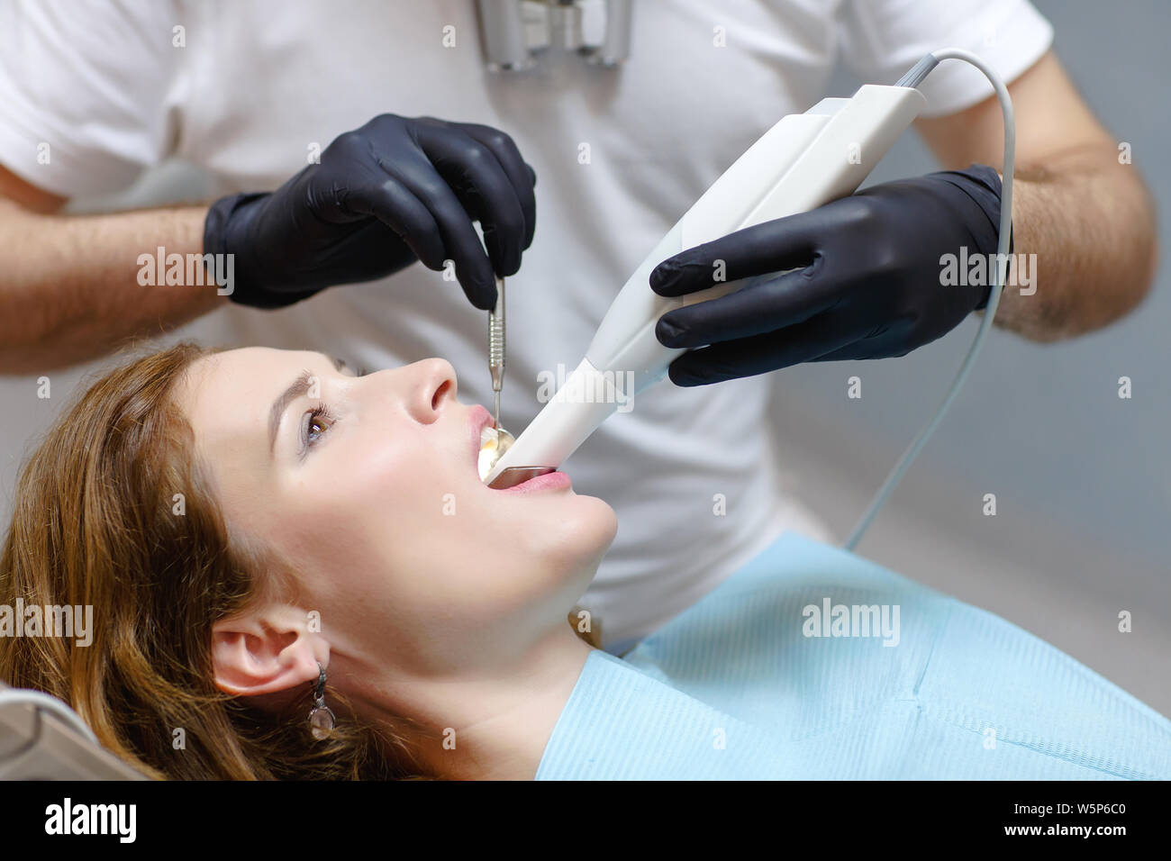 Le dentiste analyse les dents du patient avec un scanner 3D Banque D'Images