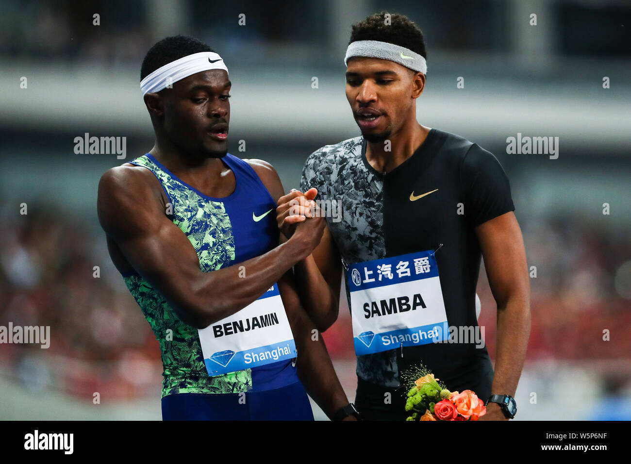 Mâle Qatari athlétisme Abderrahman Samba, droite, célèbre après avoir remporté le 400m haies hommes au cours de l'IAAF Diamond League à Shanghai Banque D'Images