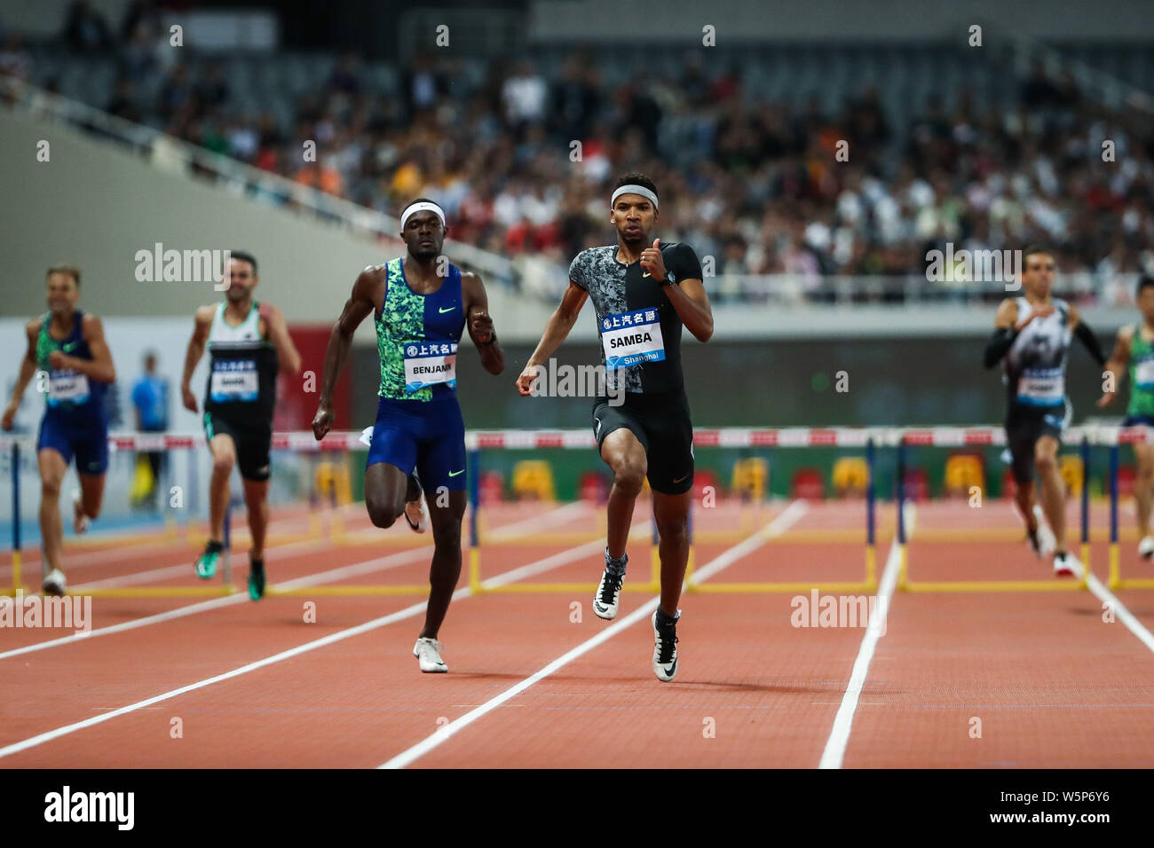 Mâle Qatari athlétisme Abderrahman Samba en concurrence dans le 400m haies hommes au cours de l'IAAF Diamond League Shanghai à Shanghai, Chine, 18 Banque D'Images