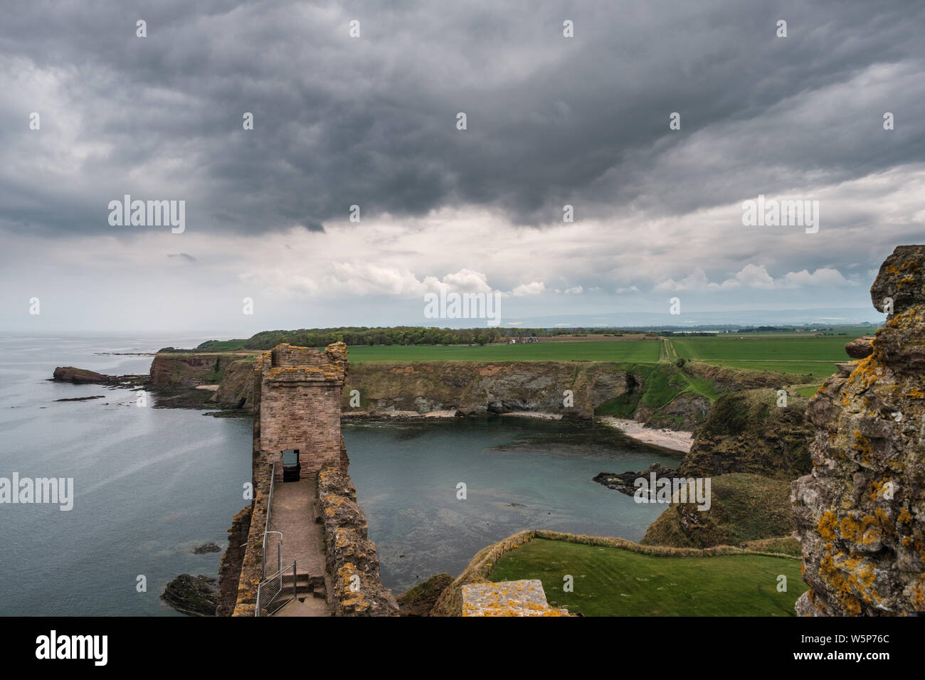 Le Château de Tantallon, East Lothian, ÉCOSSE - 1er mai 2019. Nuages gris pendre sur le Oxroad Bay et le mur du 14ème siècle le Château de Tantallon dans Eas Banque D'Images