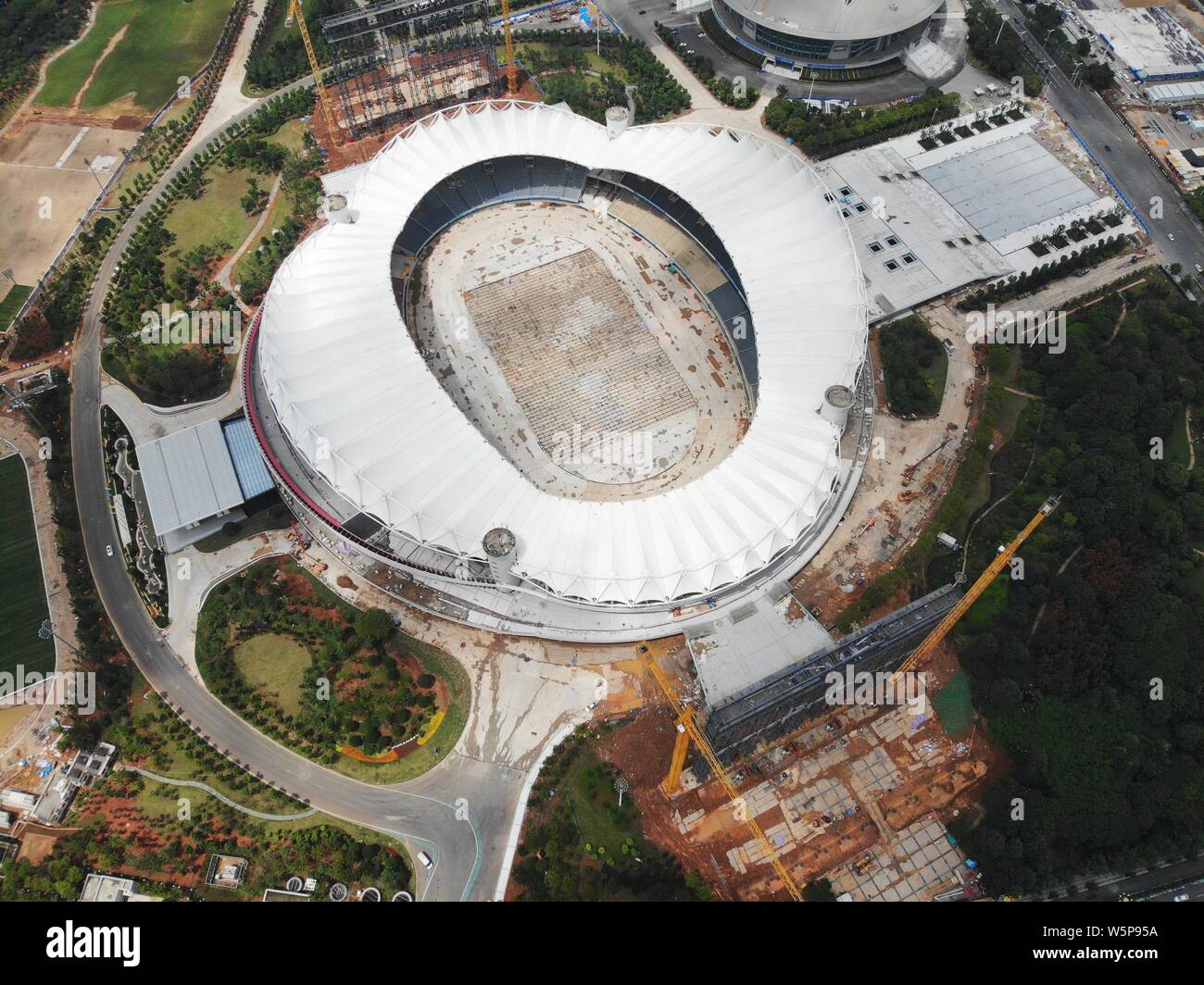 Une vue aérienne du stade du Centre sportif de Wuhan en rénovation en prévision de la prochaine 7e Jeux Mondiaux Militaires du CISM à Wuhan, centra Banque D'Images