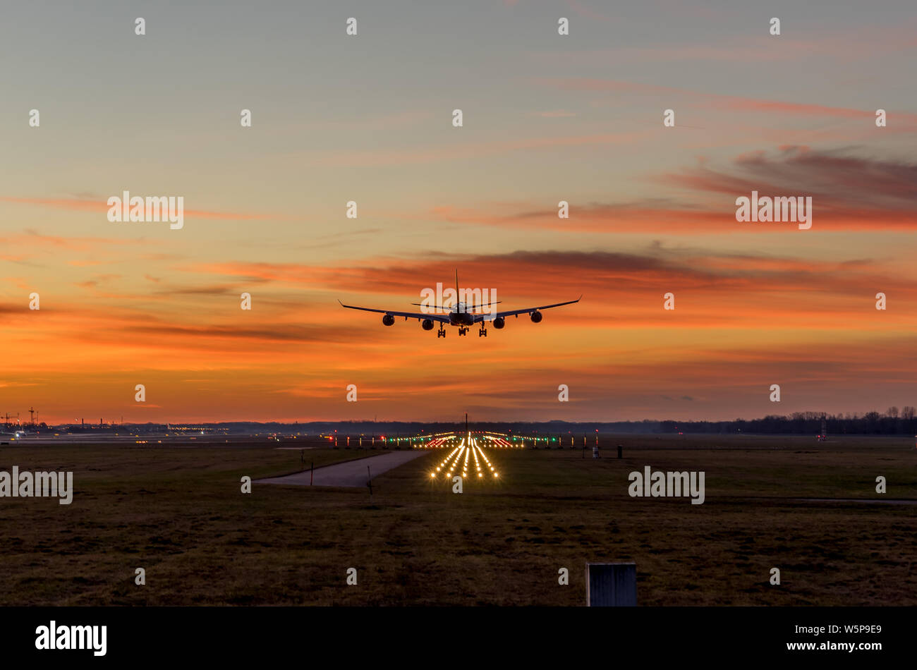 Airbus à l'atterrissage à l'aéroport de Munich pendant le coucher du soleil en Janvier Banque D'Images