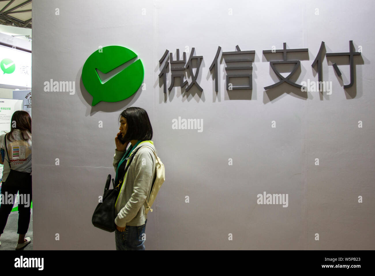 --FILE--Vue sur le stand de WeChat payé au cours d'une exposition universelle à Shanghai, Chine, le 26 avril 2019. La Chine populaire l'app de messagerie instantanée WeChat rapporté surg Banque D'Images