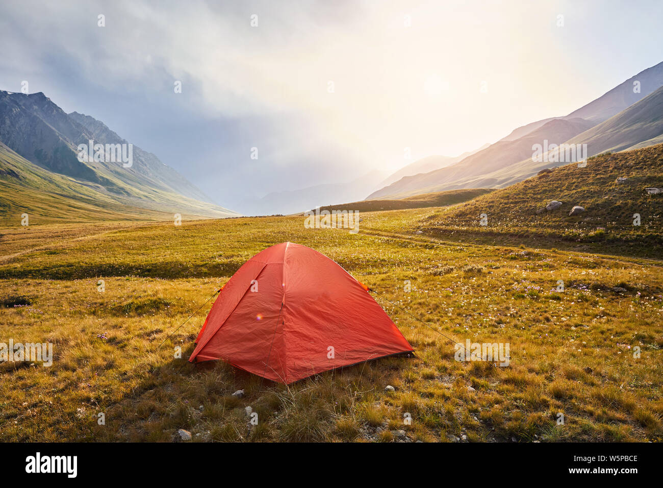 Tente rouge dans la vallée de Kirghizistan Banque D'Images