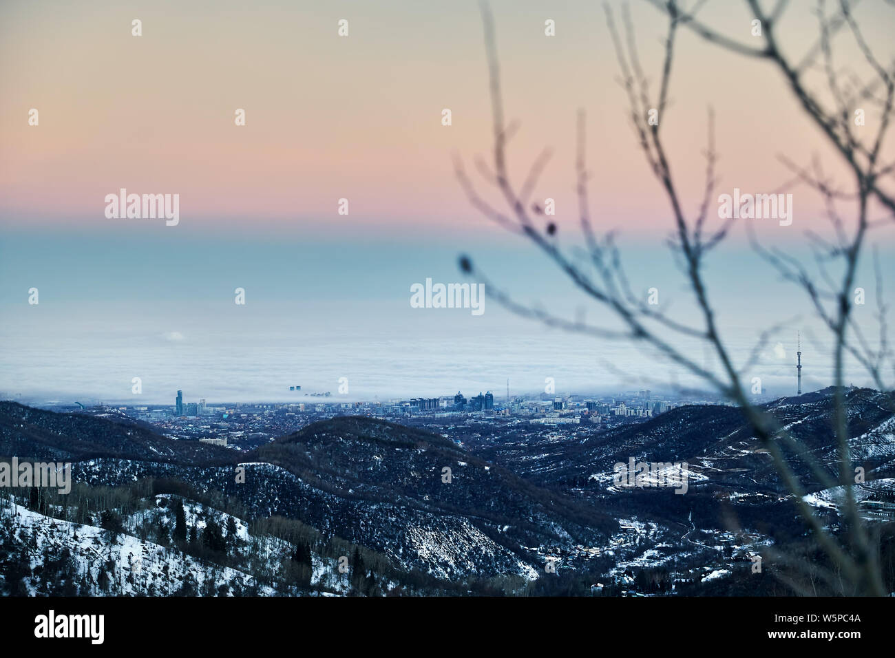 La ville d'Almaty brouillard vue depuis les montagnes à l'hiver dans le Kazakhstan, en Asie centrale Banque D'Images