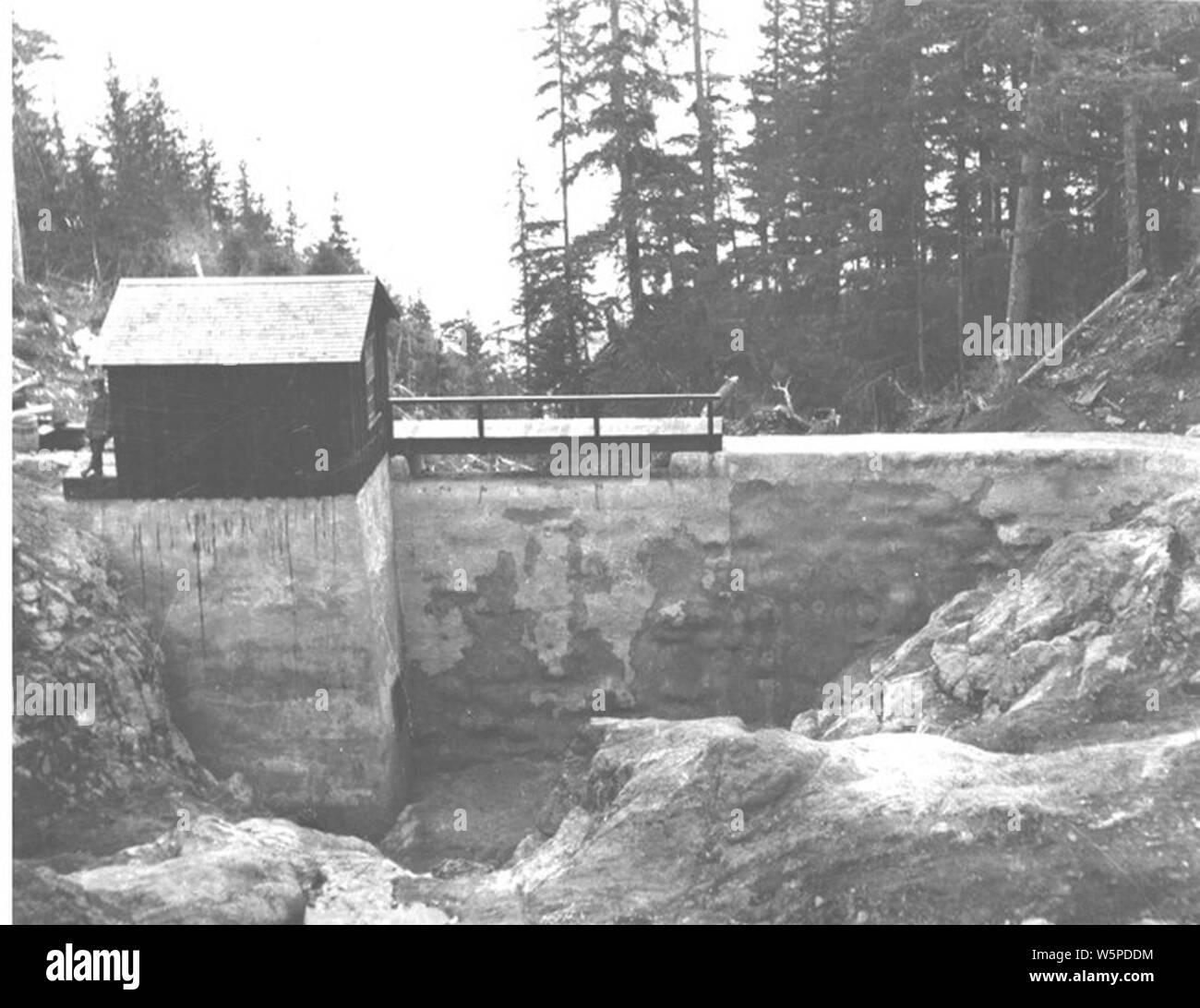 Barrage pour l'alimentation en eau de Fort Seward Alaska 1909 KIEHL (8). Banque D'Images