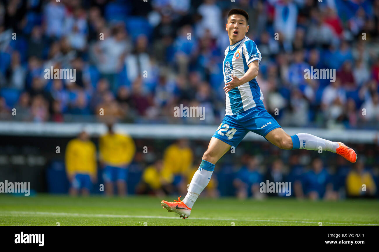 Wu Lei de RCD Espanyol réagit comme il est en concurrence contre le Real Sociedad dans leur 38e match durant la saison 2018-2019 de la Liga à Barcelone, Espagne, Banque D'Images