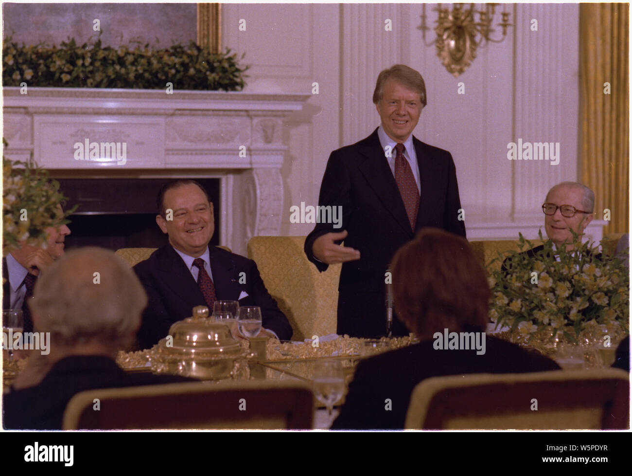 Jimmy Carter parle lors d'un dîner de travail avec le Premier ministre français, Raymond Barre Banque D'Images