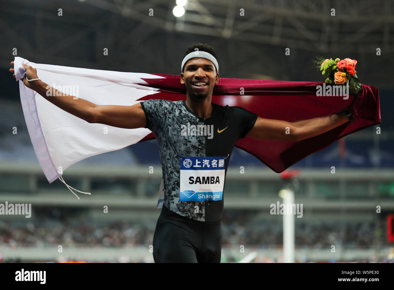 Mâle Qatari athlétisme Abderrahman Samba en concurrence dans le 400m haies hommes au cours de l'IAAF Diamond League Shanghai à Shanghai, Chine, 18 Banque D'Images