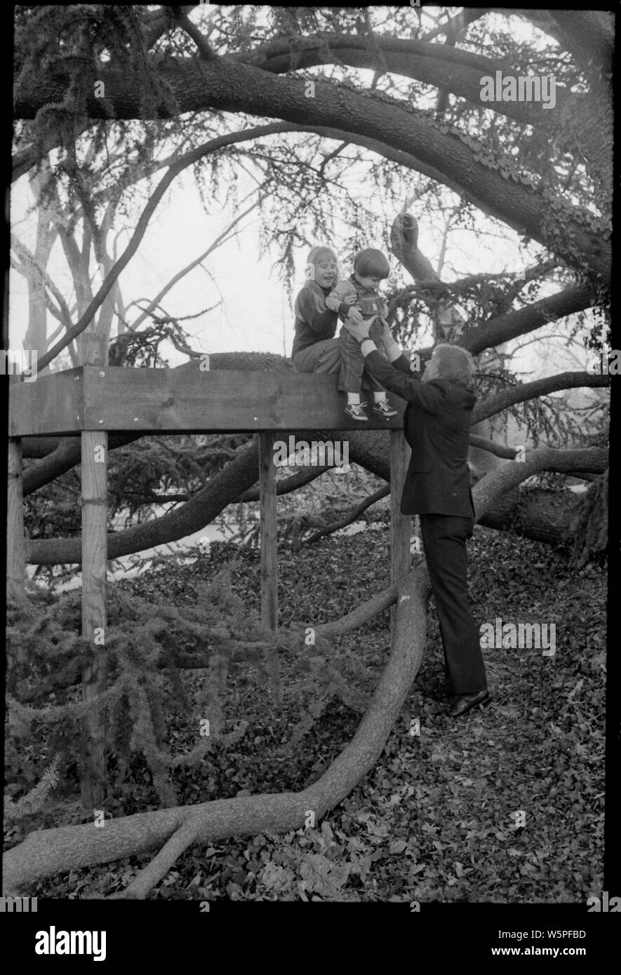 Jimmy Carter avec son petit-fils, Jason Carter, et Amy Carter dans une maison de l'arbre sur le terrain de la Maison Blanche. Banque D'Images