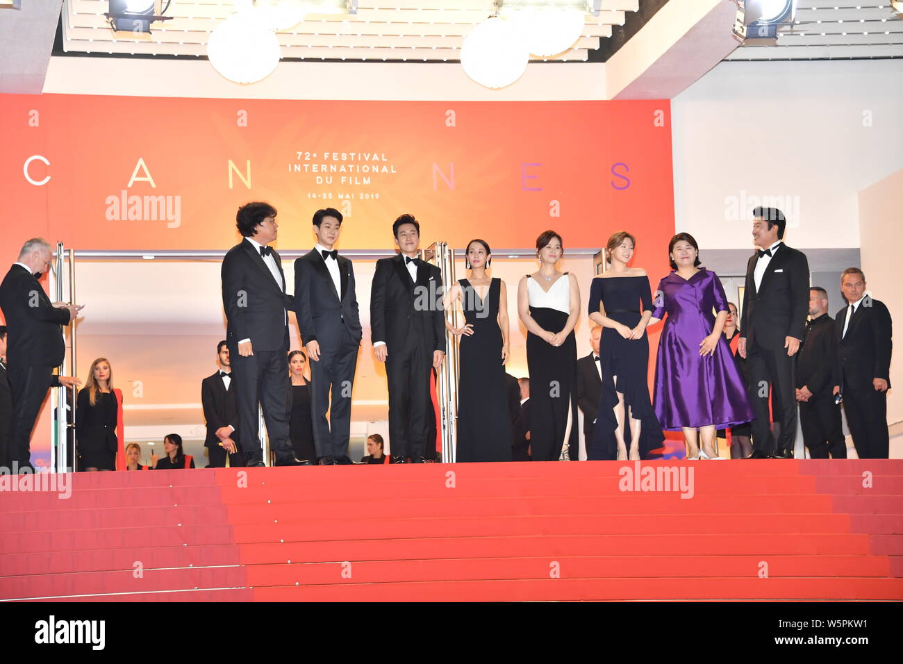 (De gauche) réalisateur sud-coréen Bong Joon-ho, acteurs Choi Woo-sik, Lee Sun-kyun, actrices Cho Yeo-jeong, Jang Hye-jin, Park Si-dam, Lee Jung-e Banque D'Images