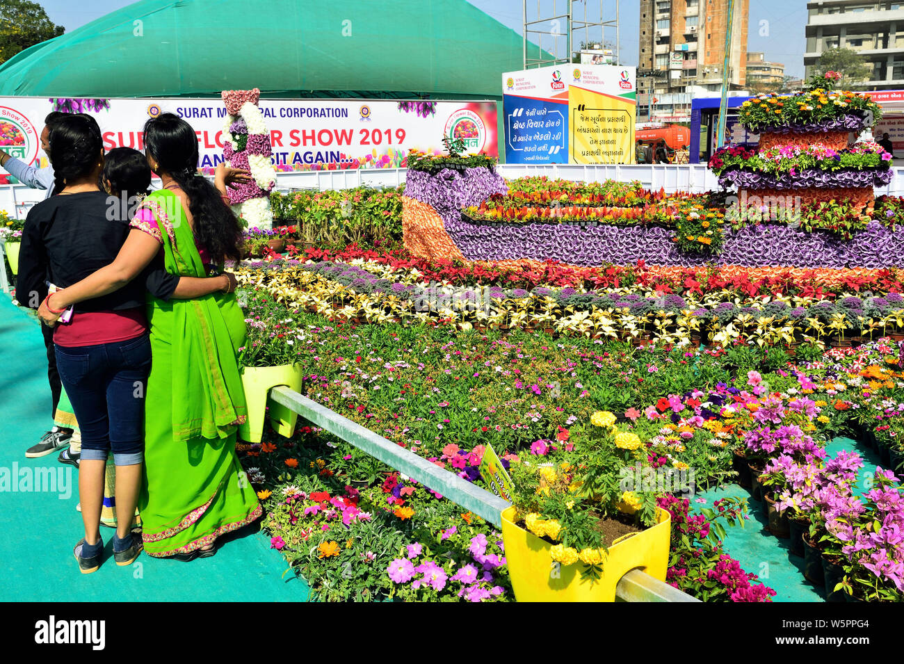 Les personnes qui se font passer dans le jardin de fleurs Flower Show Surat Gujarat Inde Asie Banque D'Images