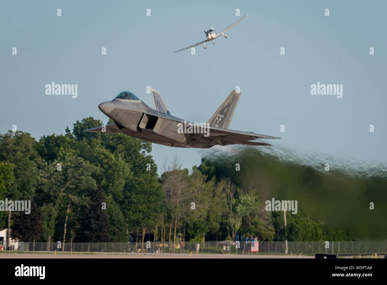 Le F-22 Raptor arrive à l'équipe de démonstration de EAA AirVenture Oshkosh, Wisconsin, le 22 juillet 2019. Avec plus de 500 000 spectateurs présents et 10 000 aéronefs en exposition, Oshkosh détient le titre du plus grand show de l'air dans le monde. (U.S. Photo de l'Armée de l'air par Slt Samuel Eckholm) Banque D'Images